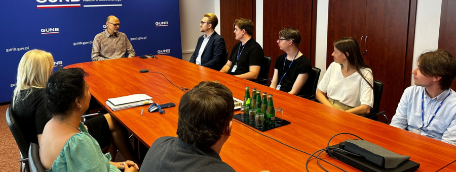 Na zdjęciu: Michał Widelski, Dyrektor Generalny Głównego Urzędu Nadzoru Budowlanego, pracownicy GUNB oraz stażyści i praktykanci zatrudnieni obecnie w urzędzie.