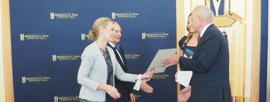Pani Dorota Cabańska wręcza nagrodę