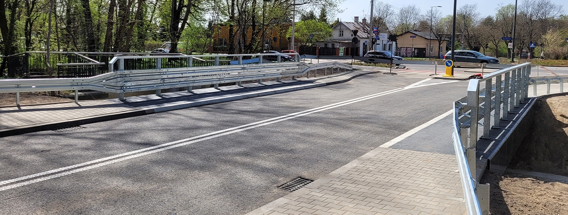 Na zdjęciu widać niewielki most nad rzeczką